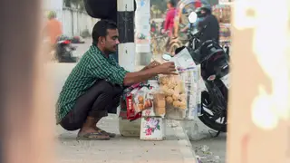 ভ্রাম্যমাণ ক্ষুদ্র ব্যবসায় ঘুচছে বেকারত্ব